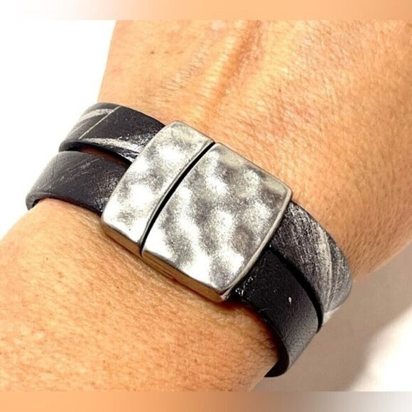 Double Leather Artisan Crafted Bracelet with Hammered Metal​​ - Picture 6 of 7